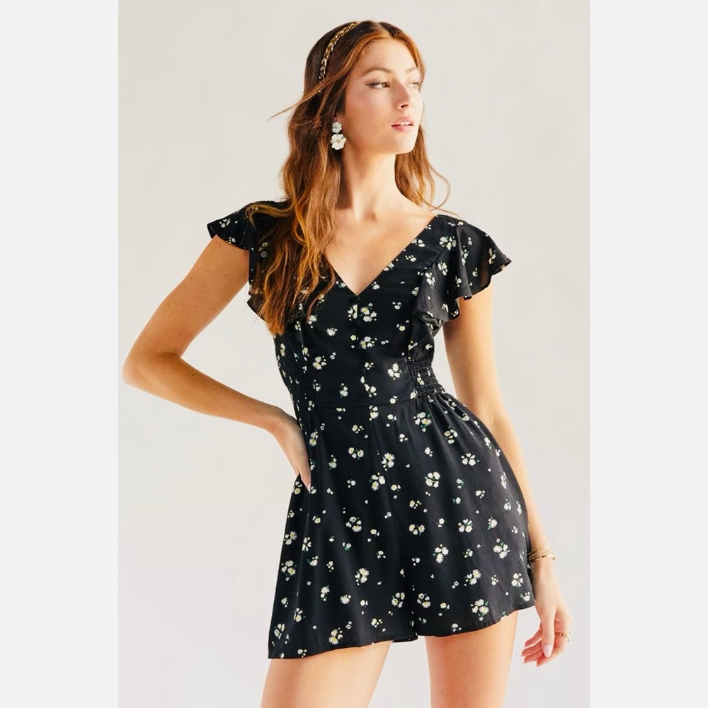 🌷Francesca’s Flutter Sleeve Romper